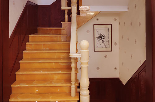 科尔沁左翼后中式别墅室内汉白玉石楼梯的定制安装装饰效果